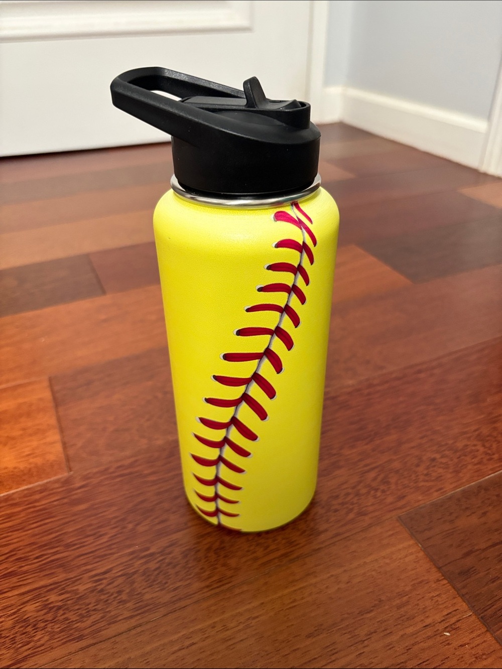 Softball Reusable Metal Water Bottle 32 OZ with 2 straws, cleaner, and a rag!